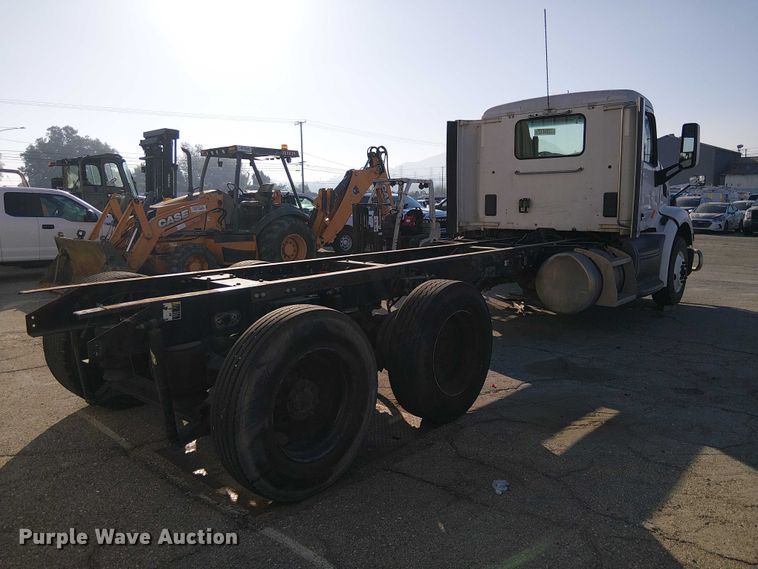 image for item YA6109 2019 Peterbilt 579 truck cab and chassis