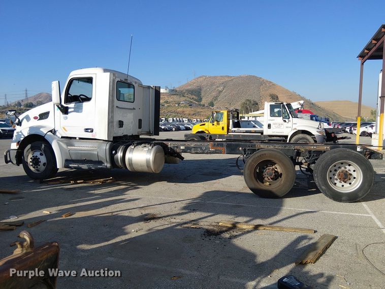 image for item YA6109 2019 Peterbilt 579 truck cab and chassis