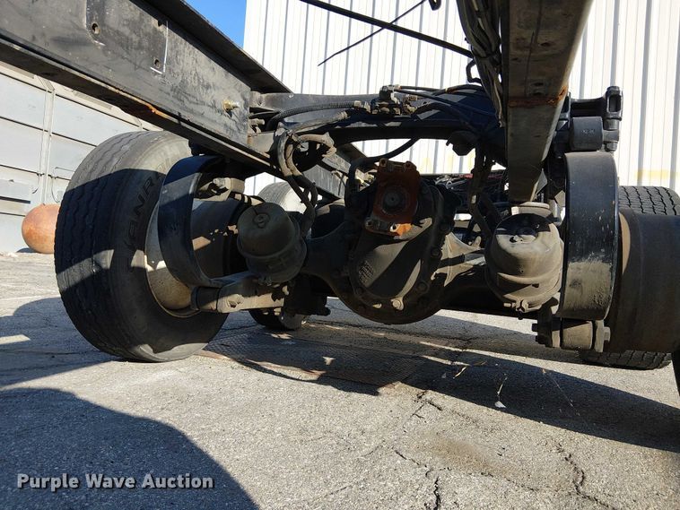 image for item YA6109 2019 Peterbilt 579 truck cab and chassis