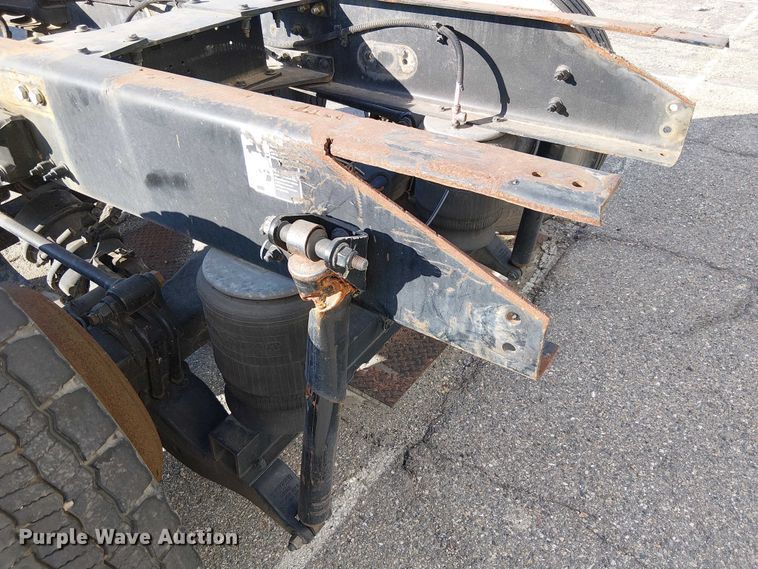 image for item YA6109 2019 Peterbilt 579 truck cab and chassis