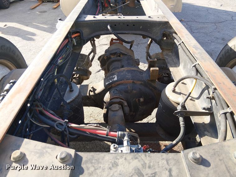 image for item YA6109 2019 Peterbilt 579 truck cab and chassis