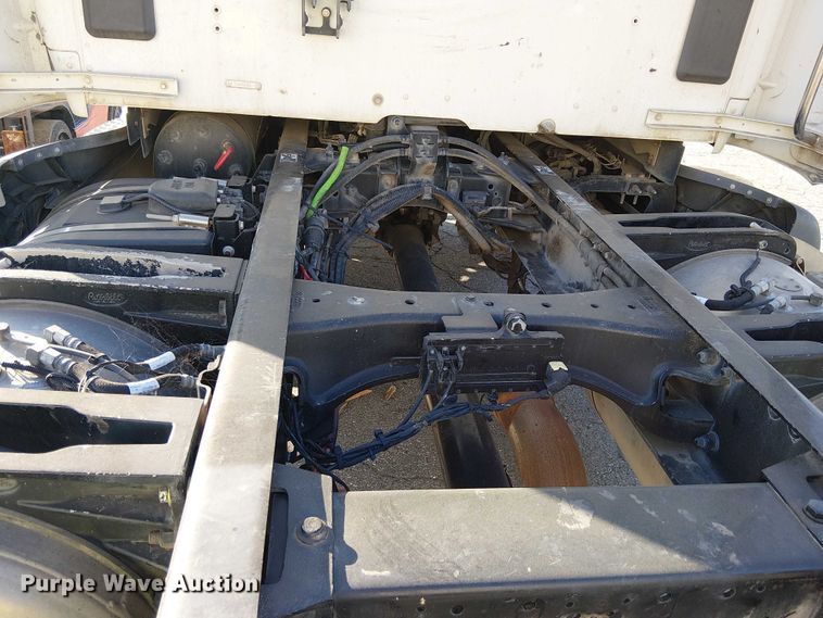 image for item YA6109 2019 Peterbilt 579 truck cab and chassis