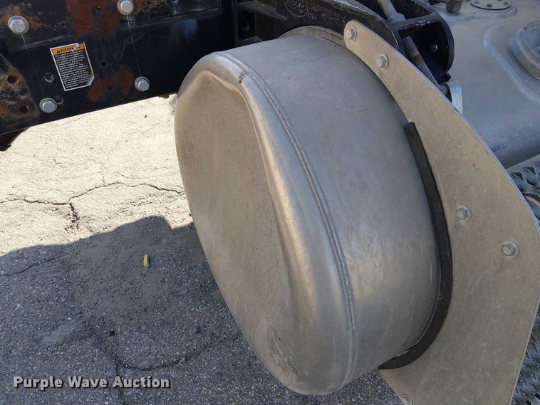 image for item YA6109 2019 Peterbilt 579 truck cab and chassis