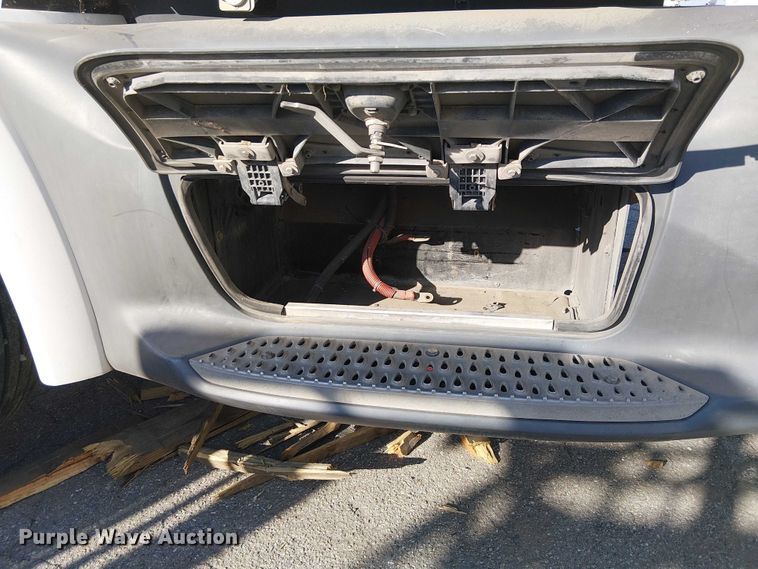 image for item YA6109 2019 Peterbilt 579 truck cab and chassis