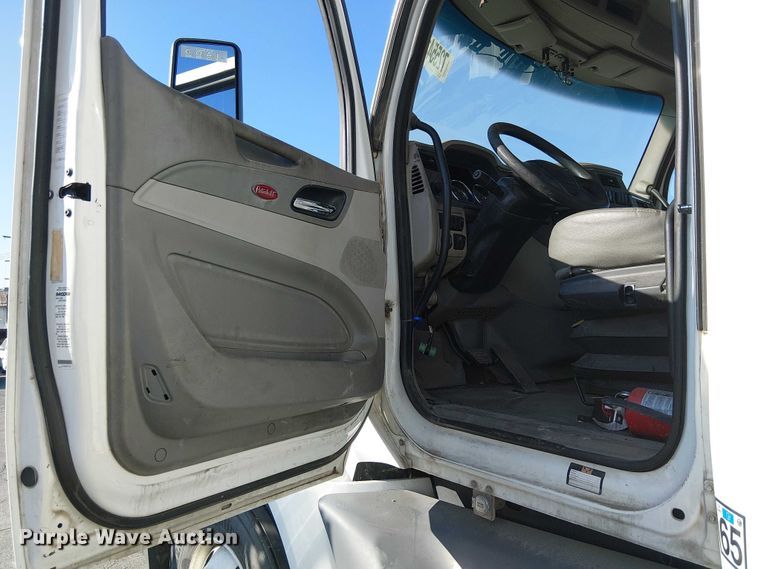 image for item YA6109 2019 Peterbilt 579 truck cab and chassis