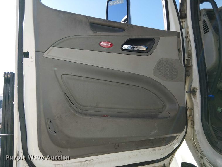 image for item YA6109 2019 Peterbilt 579 truck cab and chassis