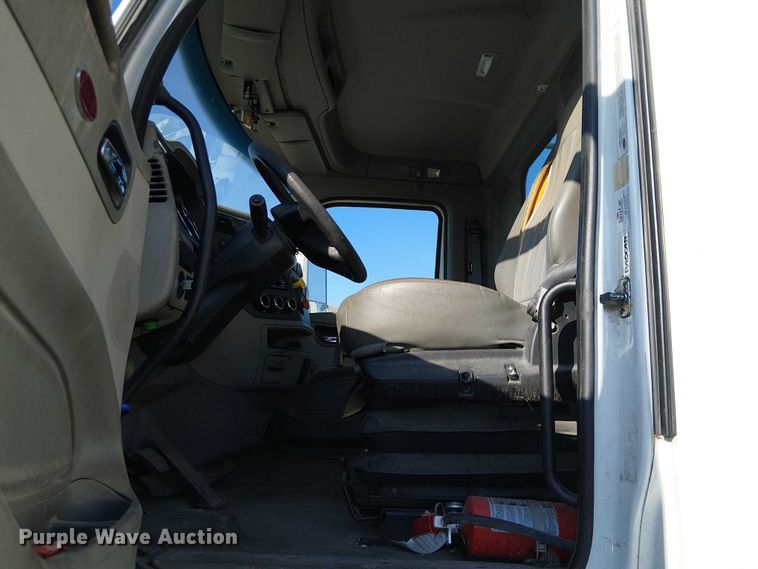 image for item YA6109 2019 Peterbilt 579 truck cab and chassis