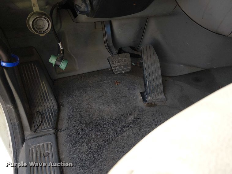 image for item YA6109 2019 Peterbilt 579 truck cab and chassis