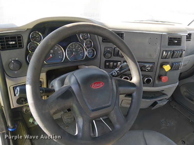 image for item YA6109 2019 Peterbilt 579 truck cab and chassis