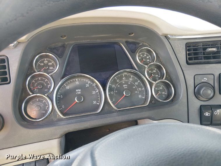 image for item YA6109 2019 Peterbilt 579 truck cab and chassis