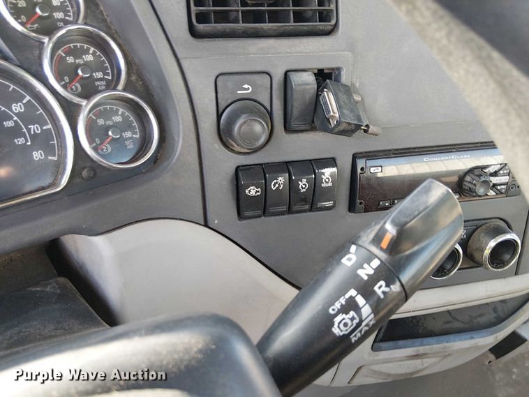 image for item YA6109 2019 Peterbilt 579 truck cab and chassis