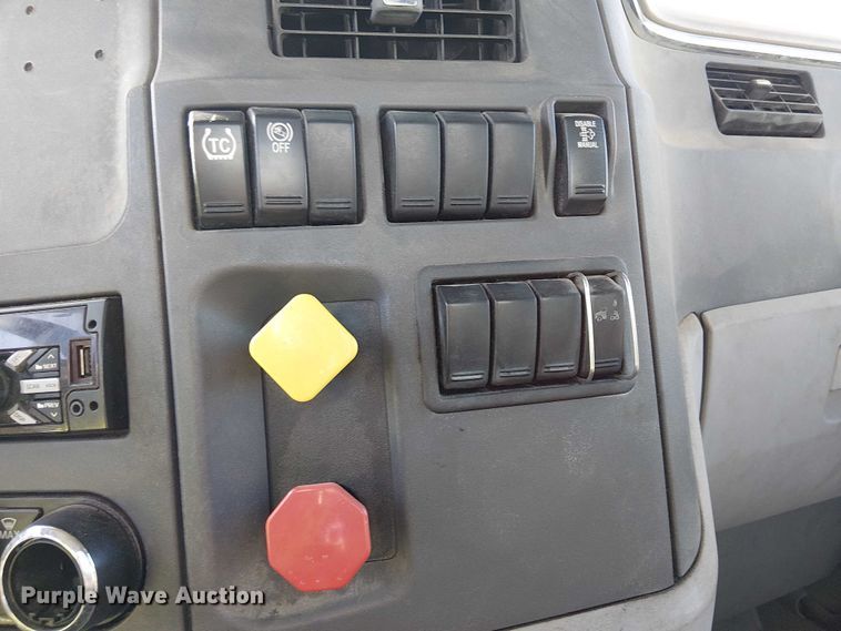 image for item YA6109 2019 Peterbilt 579 truck cab and chassis