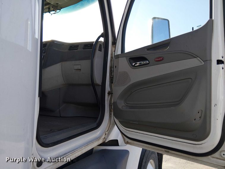 image for item YA6109 2019 Peterbilt 579 truck cab and chassis
