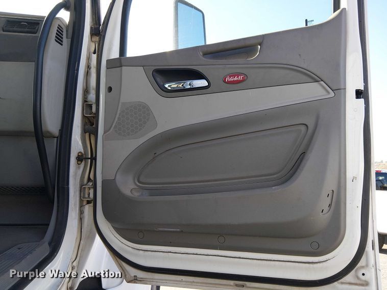 image for item YA6109 2019 Peterbilt 579 truck cab and chassis