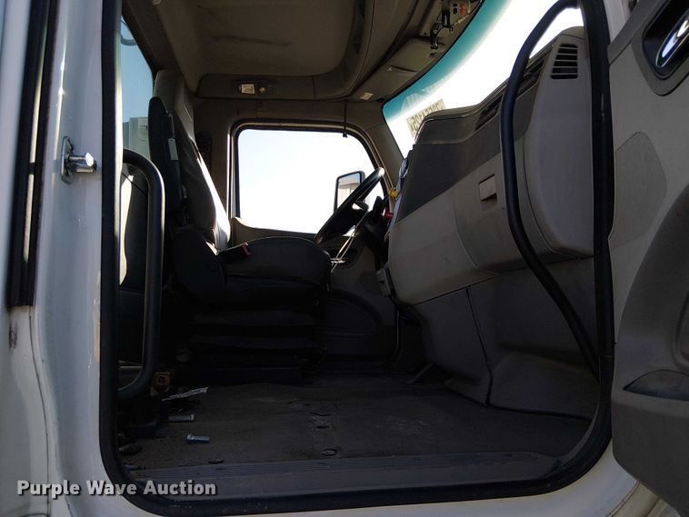 image for item YA6109 2019 Peterbilt 579 truck cab and chassis