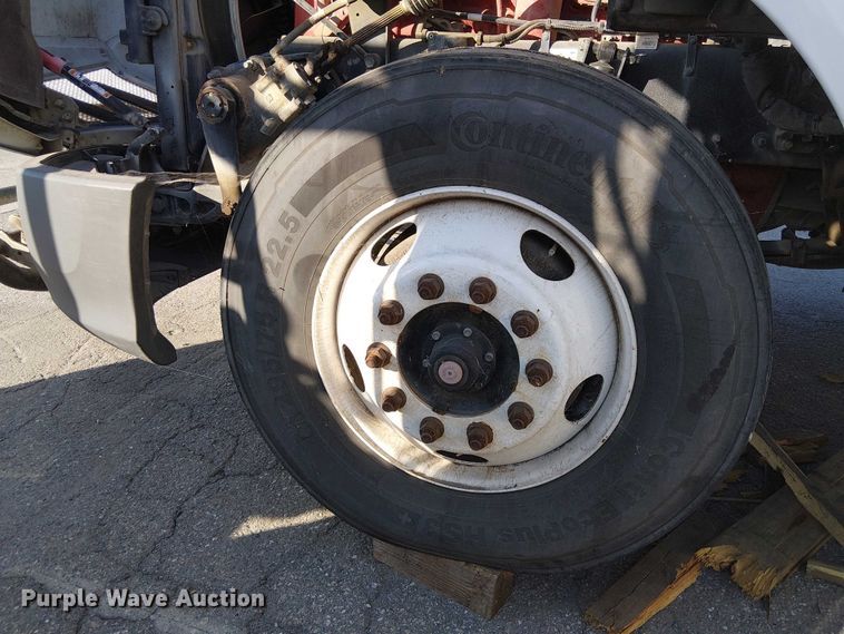 image for item YA6109 2019 Peterbilt 579 truck cab and chassis