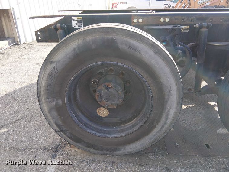 image for item YA6109 2019 Peterbilt 579 truck cab and chassis