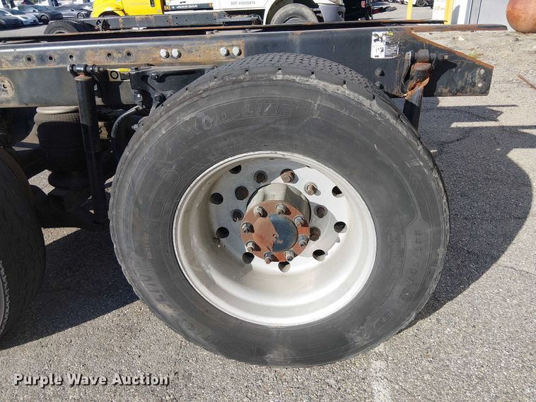 image for item YA6109 2019 Peterbilt 579 truck cab and chassis