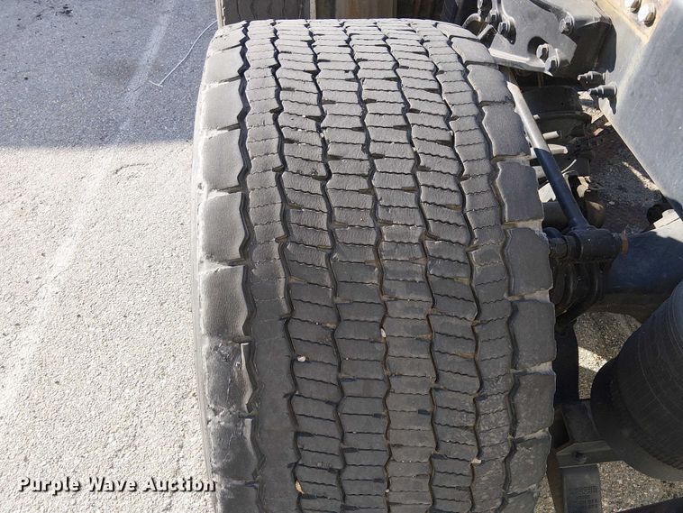 image for item YA6109 2019 Peterbilt 579 truck cab and chassis