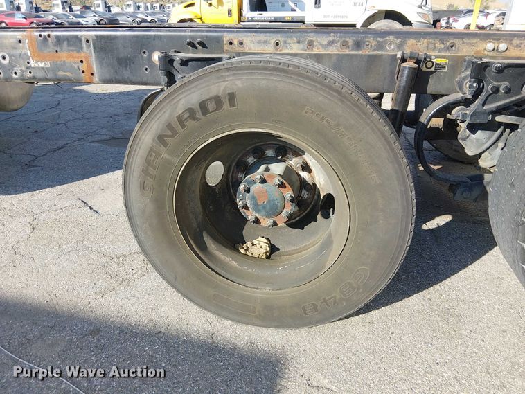 image for item YA6109 2019 Peterbilt 579 truck cab and chassis