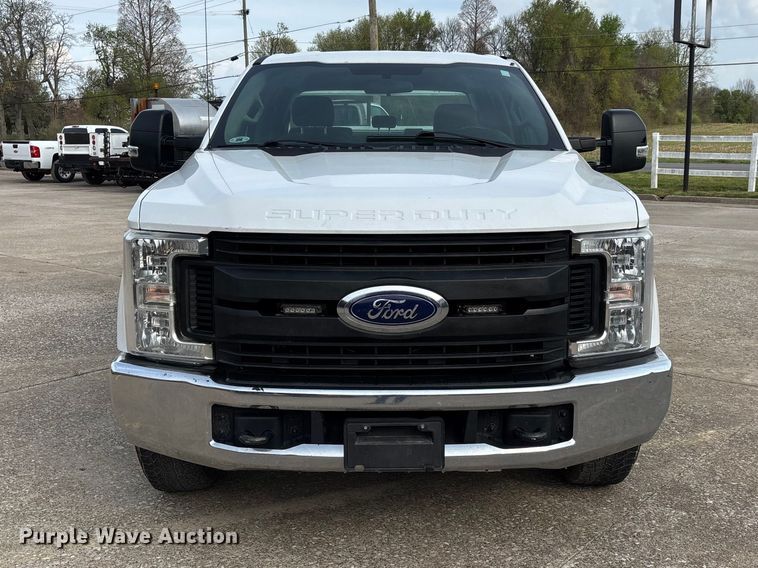 image for item DT0129 2019 Ford F250 Super Duty Crew Cab utility bed pickup truck