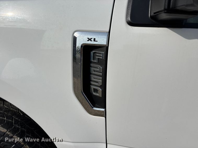 image for item DT0129 2019 Ford F250 Super Duty Crew Cab utility bed pickup truck