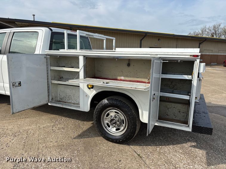 image for item DT0129 2019 Ford F250 Super Duty Crew Cab utility bed pickup truck