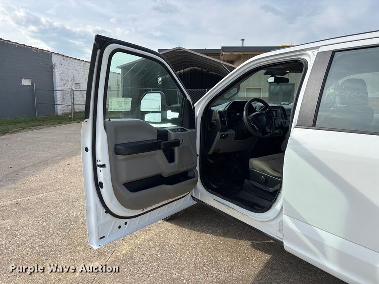 image for item DT0129 2019 Ford F250 Super Duty Crew Cab utility bed pickup truck