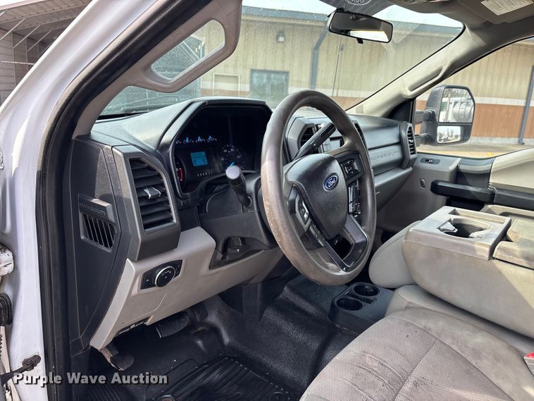 image for item DT0129 2019 Ford F250 Super Duty Crew Cab utility bed pickup truck