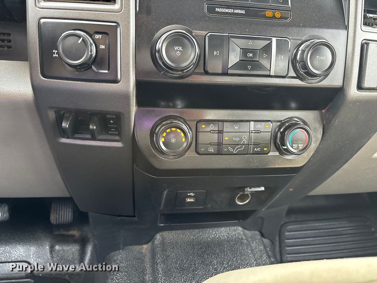 image for item DT0129 2019 Ford F250 Super Duty Crew Cab utility bed pickup truck