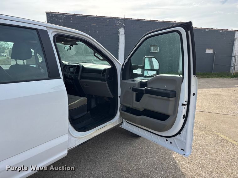 image for item DT0129 2019 Ford F250 Super Duty Crew Cab utility bed pickup truck