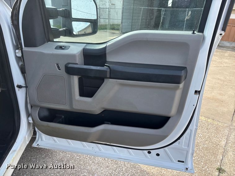 image for item DT0129 2019 Ford F250 Super Duty Crew Cab utility bed pickup truck