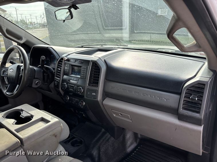 image for item DT0129 2019 Ford F250 Super Duty Crew Cab utility bed pickup truck