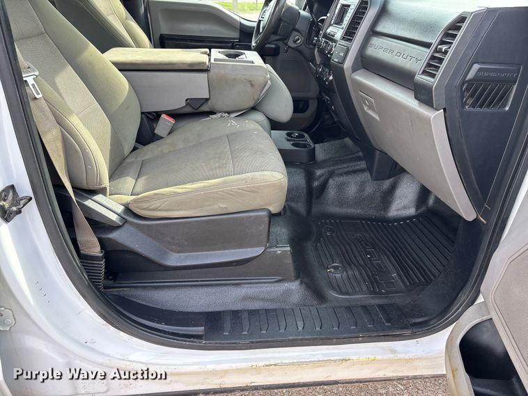 image for item DT0129 2019 Ford F250 Super Duty Crew Cab utility bed pickup truck