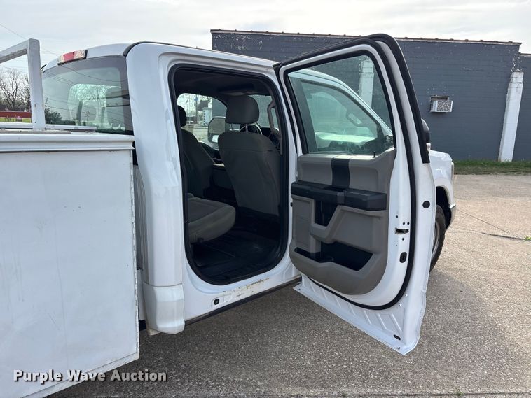 image for item DT0129 2019 Ford F250 Super Duty Crew Cab utility bed pickup truck