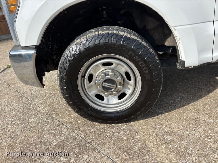 image for item DT0129 2019 Ford F250 Super Duty Crew Cab utility bed pickup truck