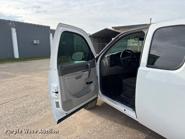 image for item DT0130 2013 Chevrolet Silverado 1500 Ext. Cab pickup truck