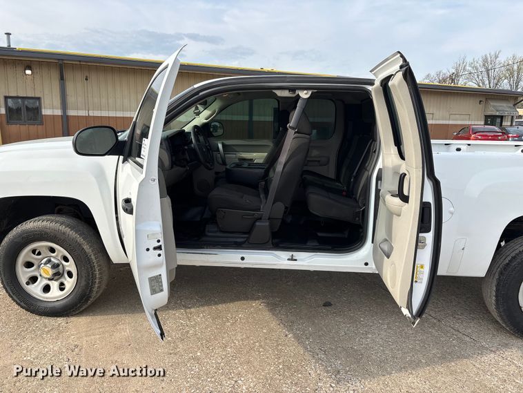 image for item DT0130 2013 Chevrolet Silverado 1500 Ext. Cab pickup truck