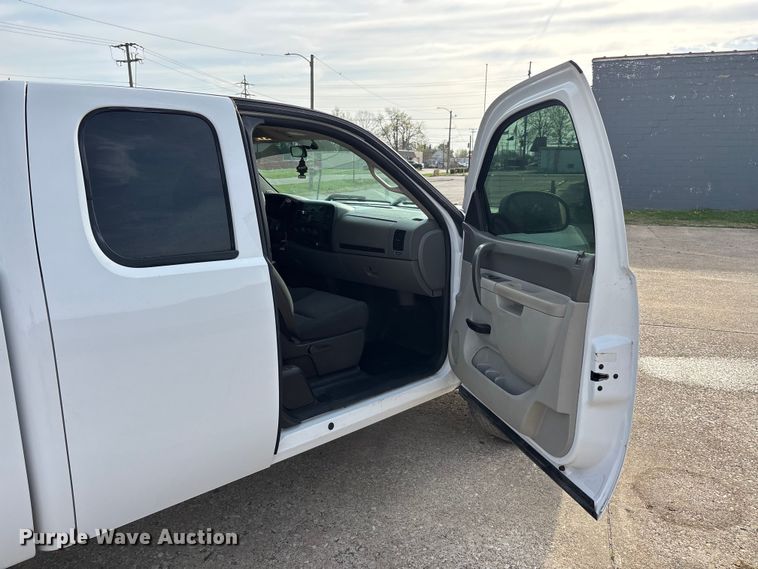 image for item DT0130 2013 Chevrolet Silverado 1500 Ext. Cab pickup truck