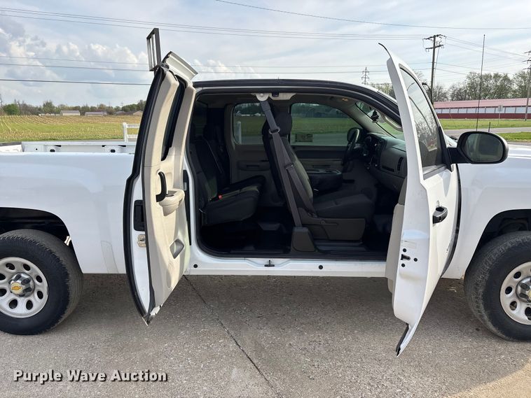 image for item DT0130 2013 Chevrolet Silverado 1500 Ext. Cab pickup truck