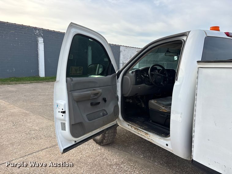 image for item DT0131 2009 Chevrolet Silverado 2500HD utility bed pickup truck