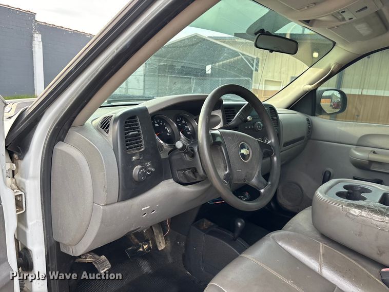 image for item DT0131 2009 Chevrolet Silverado 2500HD utility bed pickup truck