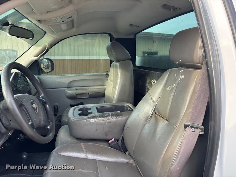 image for item DT0131 2009 Chevrolet Silverado 2500HD utility bed pickup truck