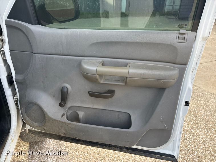 image for item DT0131 2009 Chevrolet Silverado 2500HD utility bed pickup truck