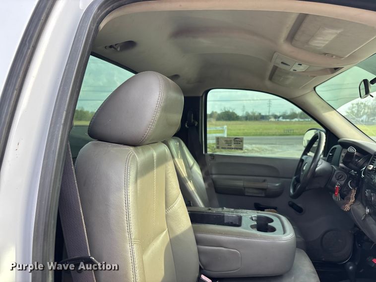 image for item DT0131 2009 Chevrolet Silverado 2500HD utility bed pickup truck