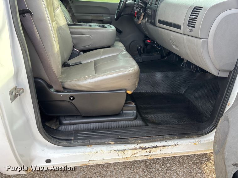 image for item DT0131 2009 Chevrolet Silverado 2500HD utility bed pickup truck