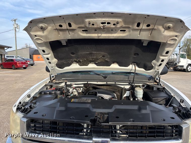 image for item DT0131 2009 Chevrolet Silverado 2500HD utility bed pickup truck