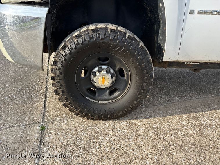 image for item DT0131 2009 Chevrolet Silverado 2500HD utility bed pickup truck