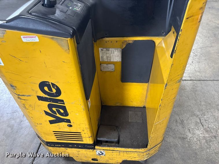 image for item DT2877 2006 Yale NR040 reach truck
