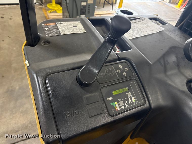 image for item DT2877 2006 Yale NR040 reach truck